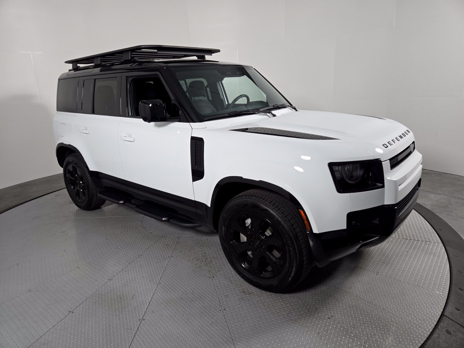 Used 2026 Fuji White Land Rover X-Dynamic SE image 3