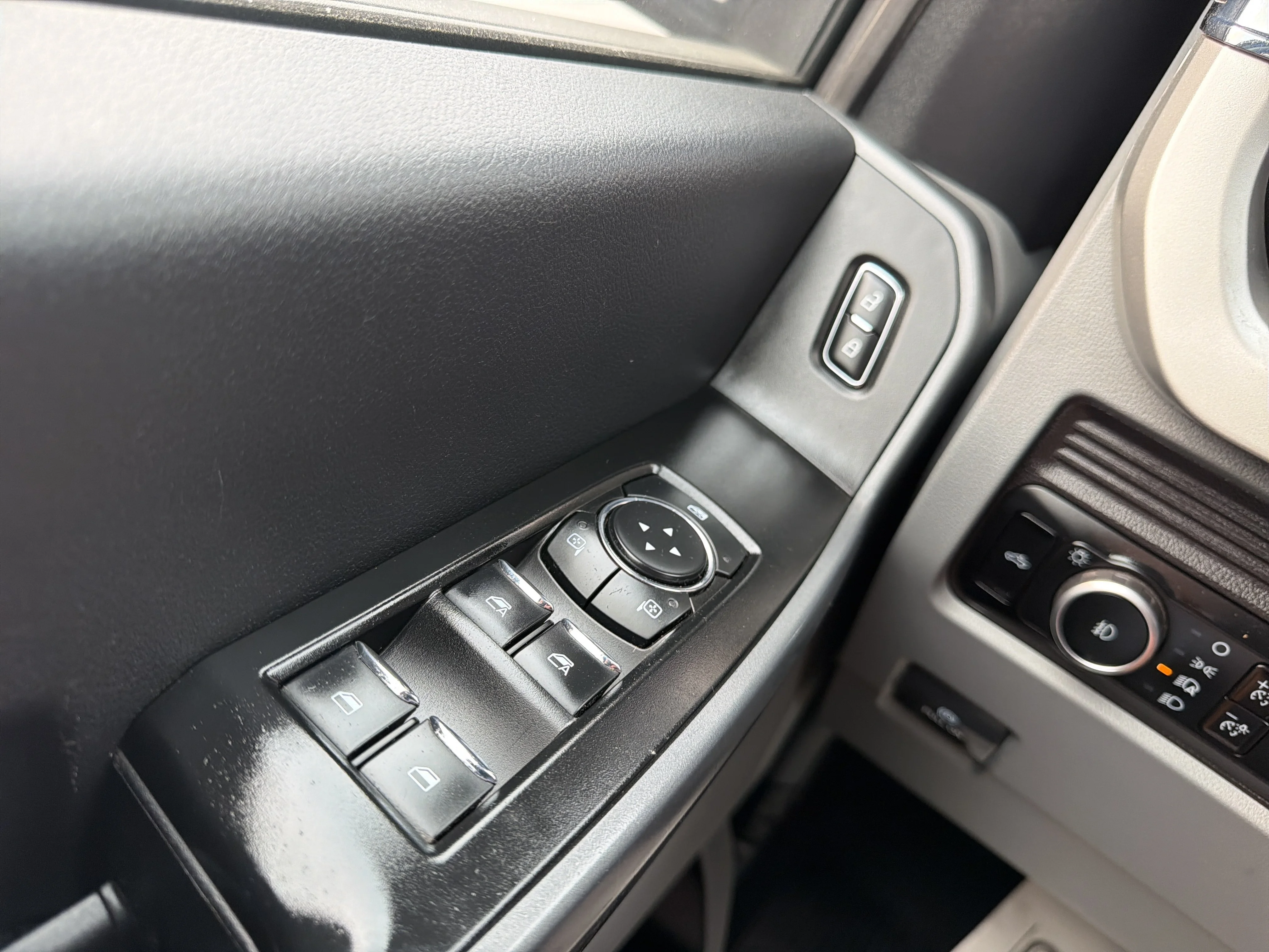 Used 2024 Oxford White Ford XLT image 17