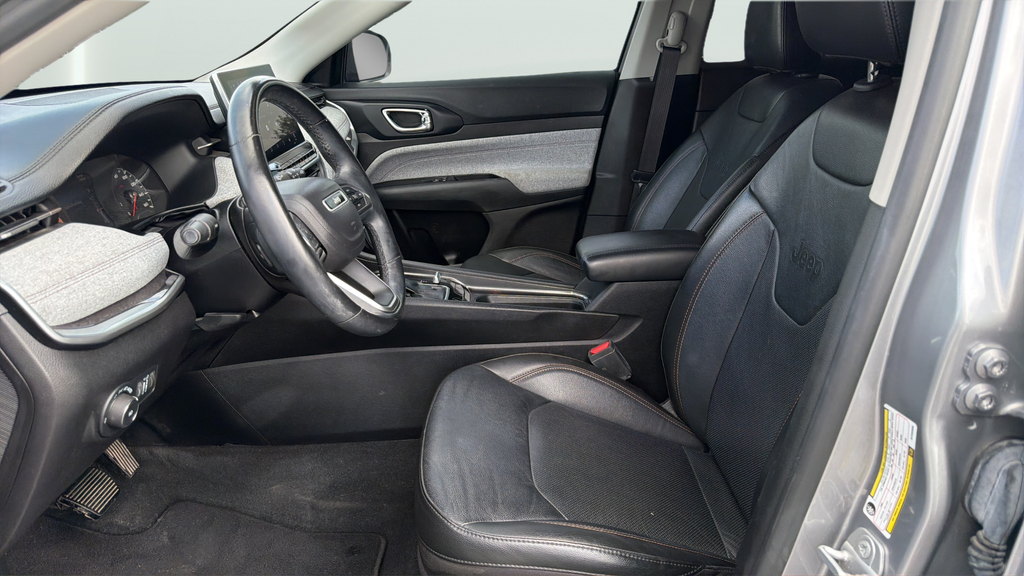 Used 2022 Silver Jeep Latitude Lux image 17