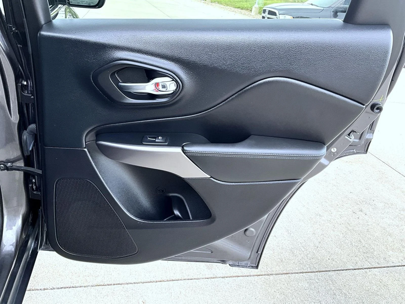 Used 2019 Gray Jeep Latitude Plus image 18