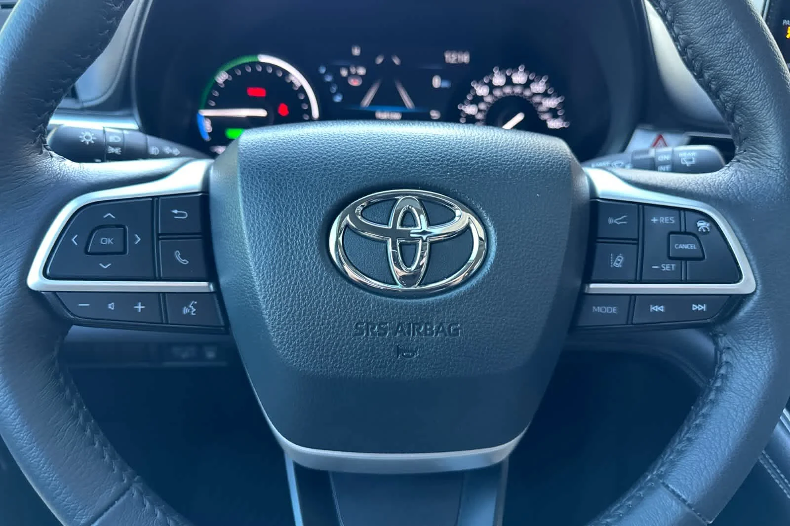 Certified Used 2025 Wind Chill Pearl Toyota XLE image 24