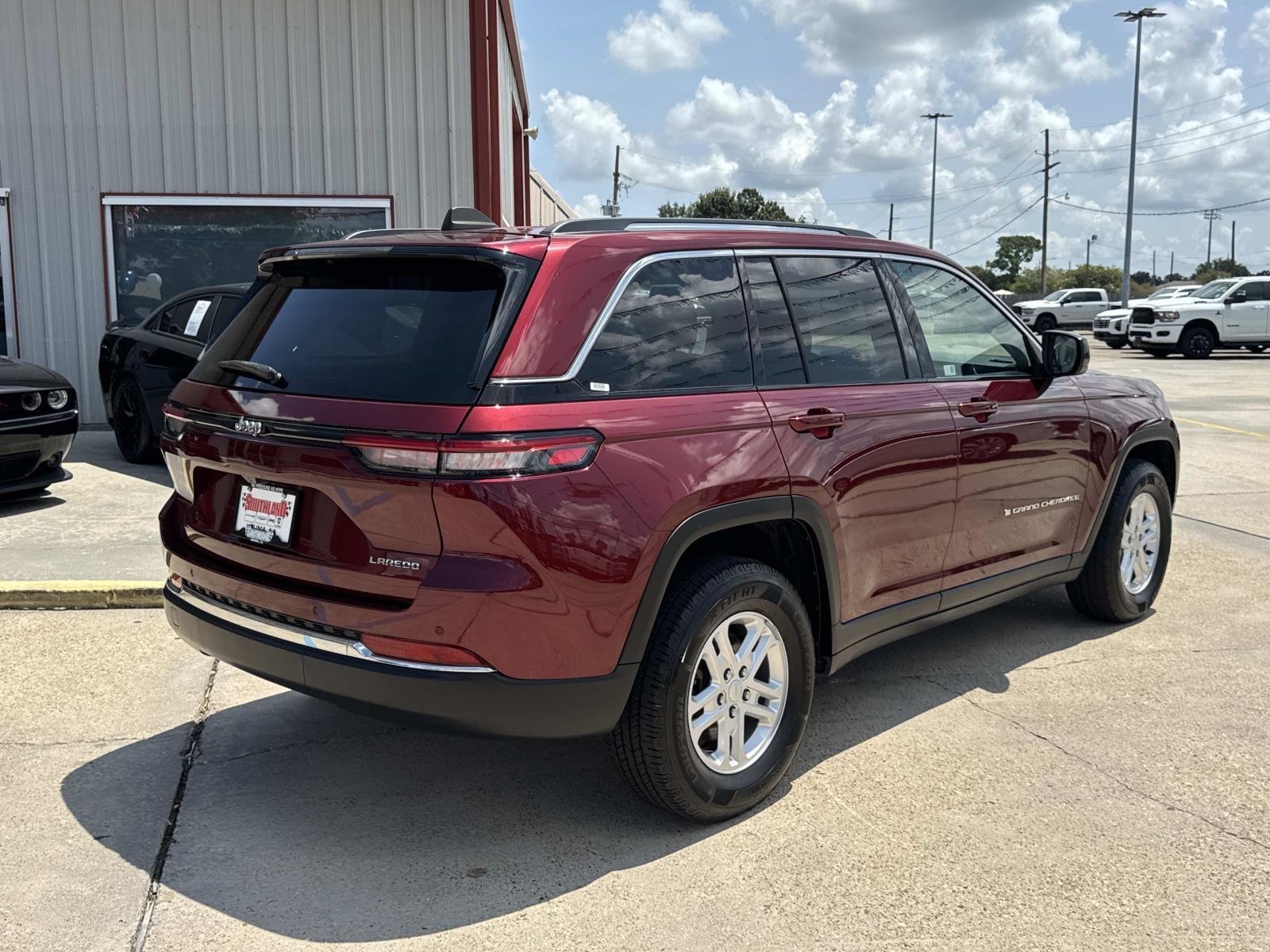 Used 2024 Velvet Red Pearlcoat Jeep Laredo image 7