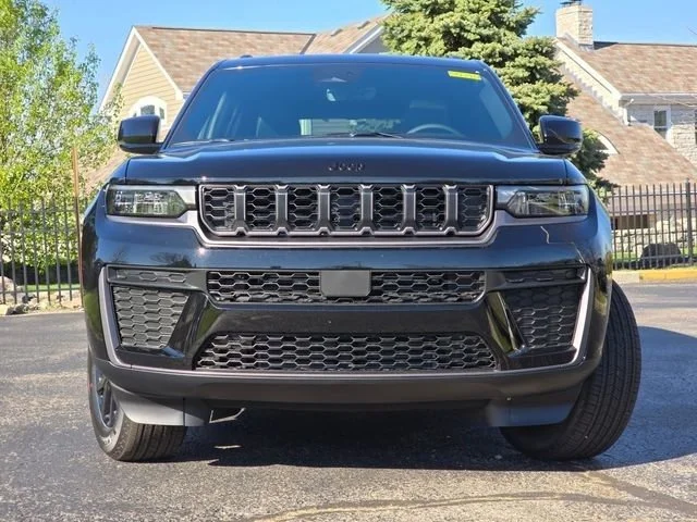 New 2026 Diamond Black Crystal Pearlcoat Jeep Altitude image 3