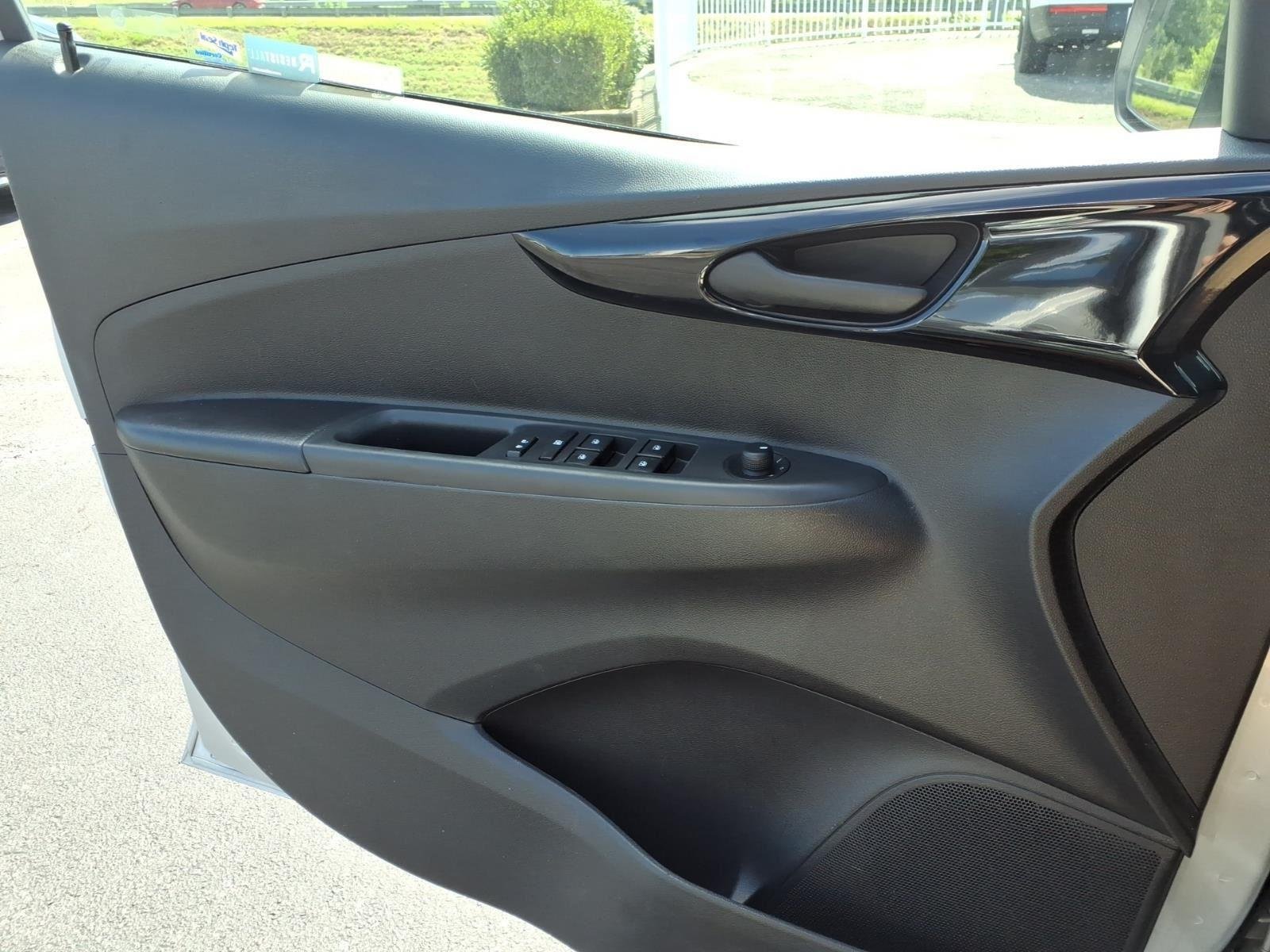 Used 2022 Silver Ice Chevrolet 1LT image 23