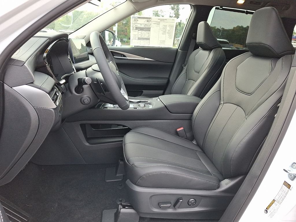 Used 2026 White INFINITI LUXE image 10