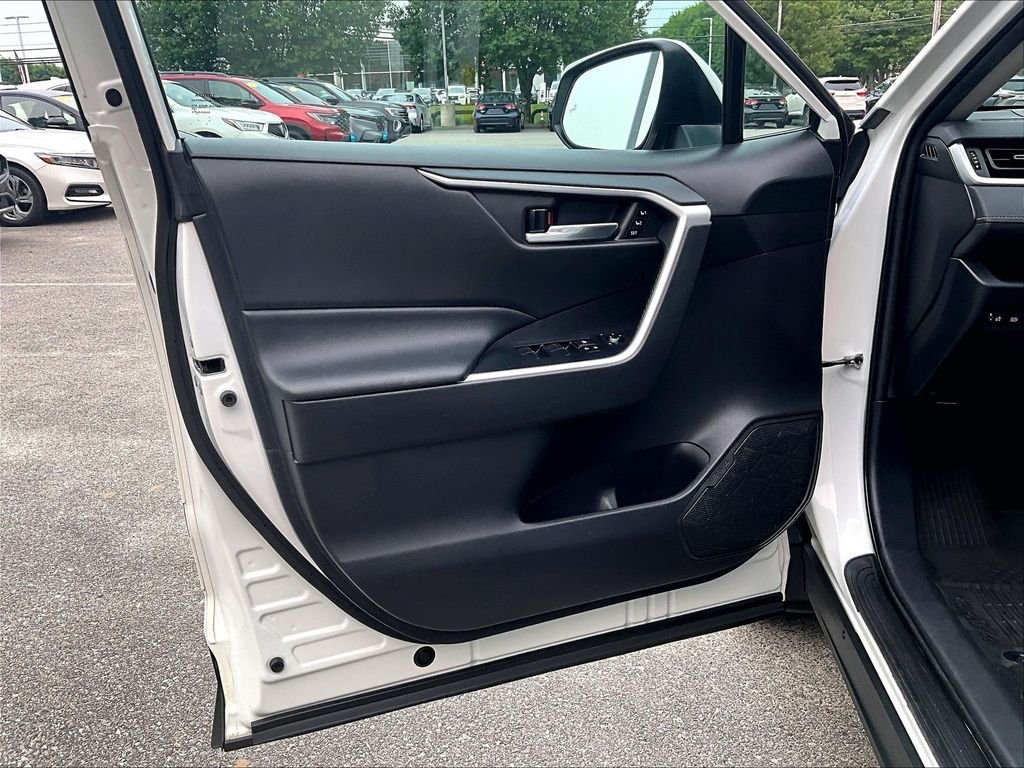 Used 2021 White Toyota XLE Premium image 9