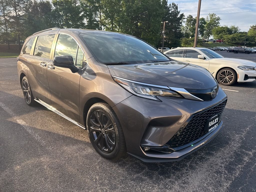 2022 Toyota Sienna XSE 7-Passenger Hybrid FWD's photo