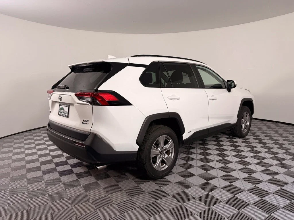 Used 2025 White Toyota XLE image 9