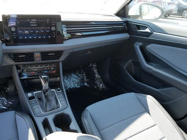 2025 Volkswagen Jetta SE - Photo 10