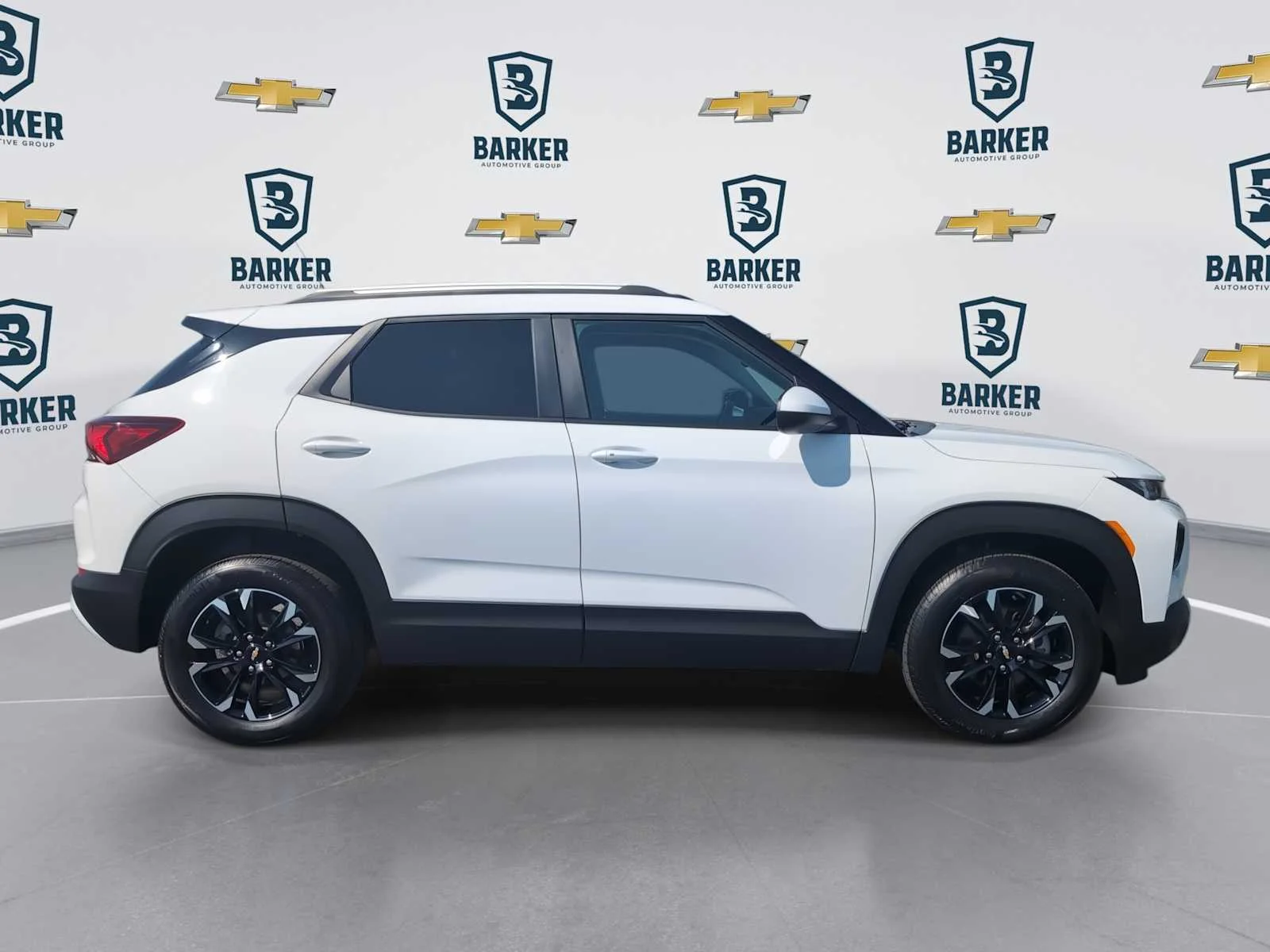 Used 2023 Summit White Chevrolet LT image 9