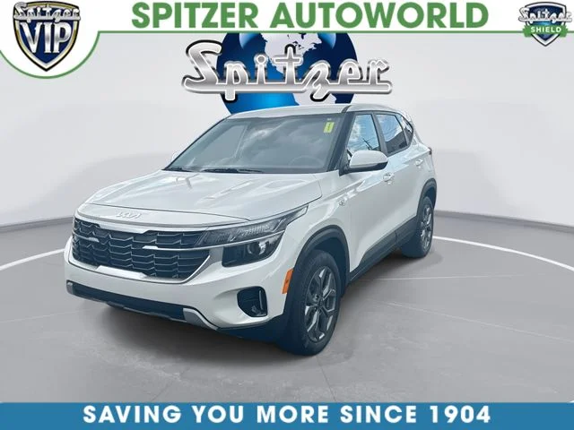 Used 2024 White Kia LX image 4