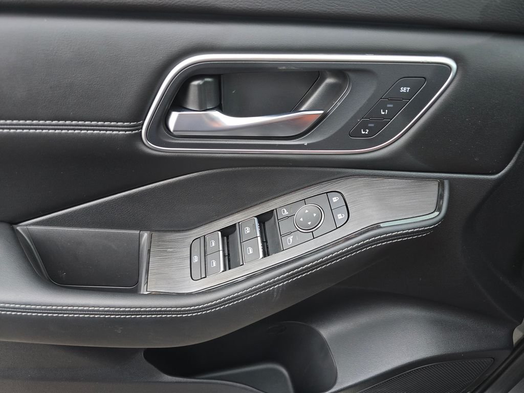 Used 2025 Gray Nissan Platinum image 28