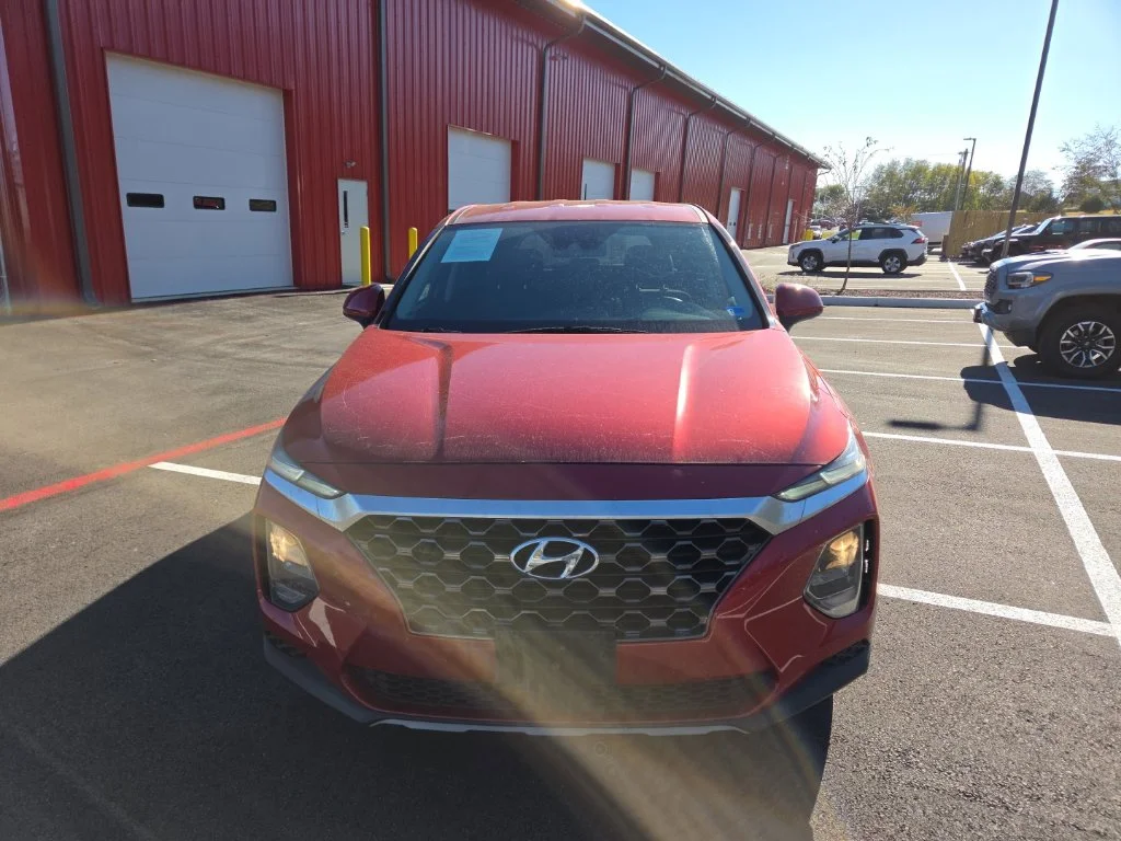 Used 2020 Red Hyundai SE image 2