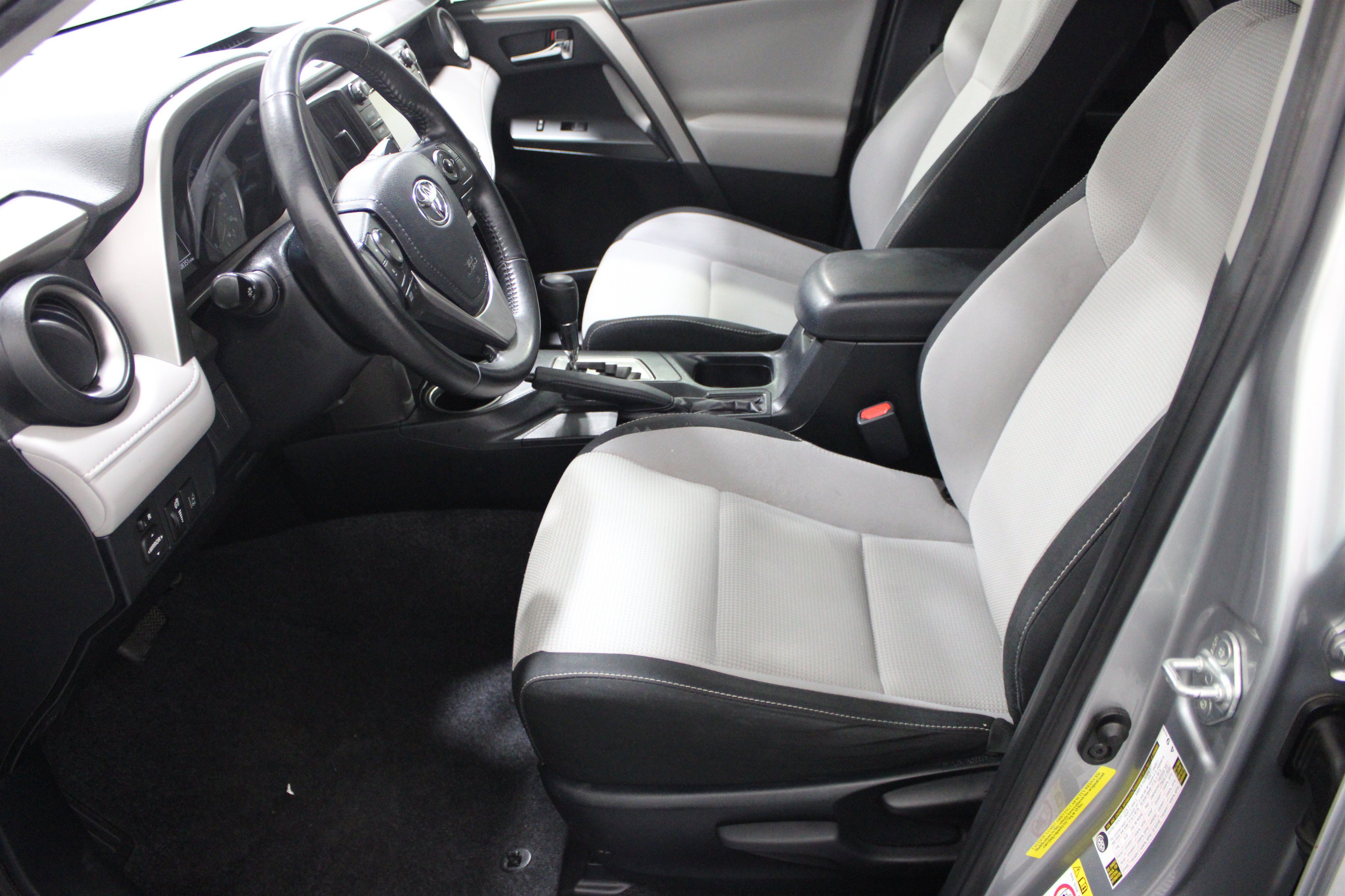 Used 2018 Silver Sky Metallic Toyota XLE image 5