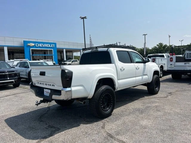Used 2017 White Toyota SR5 image 3