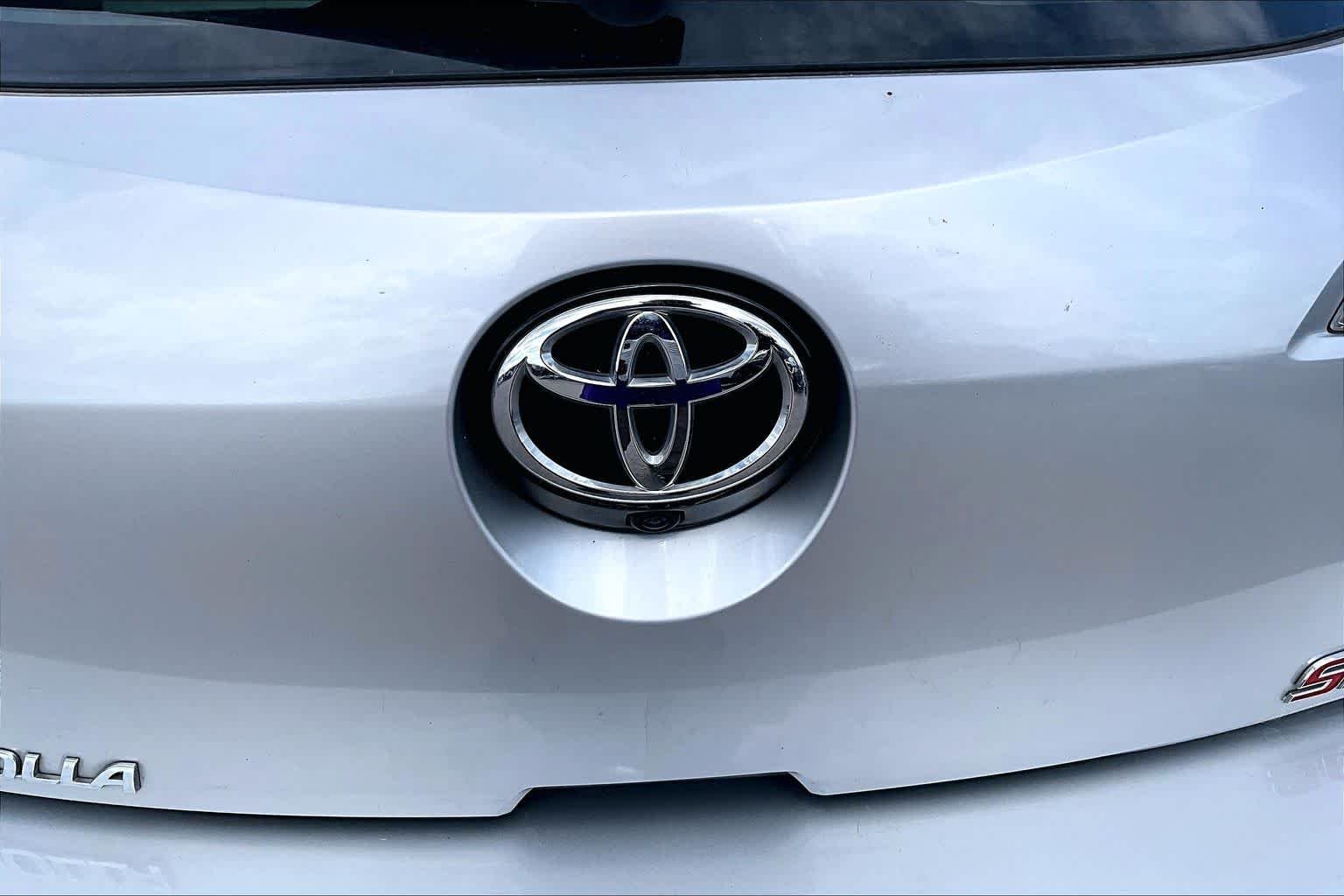 Used 2022 Classic Silver Metallic Toyota SE image 31