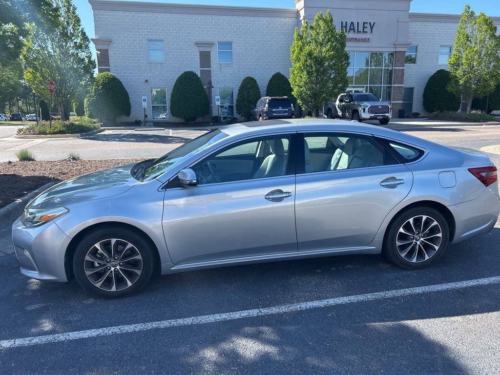 Used 2016 Silver Toyota XLE Premium image 5