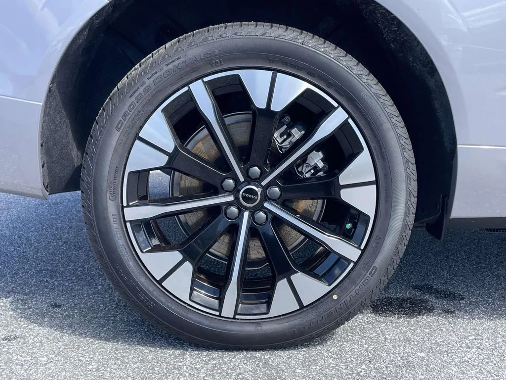 New 2026 Aurora Silver Volvo Plus image 32