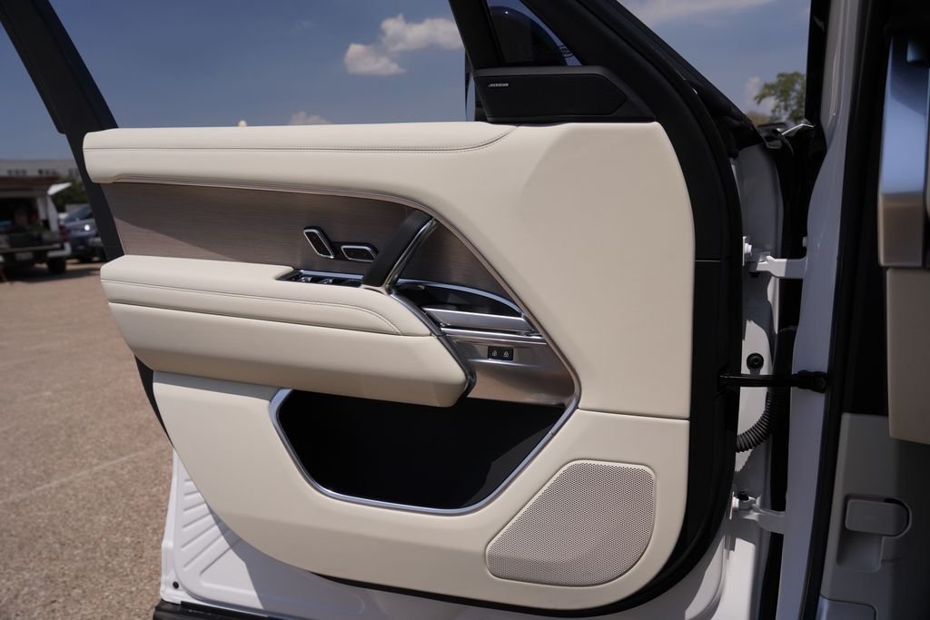 New 2026 Fuji White Land Rover SE image 17