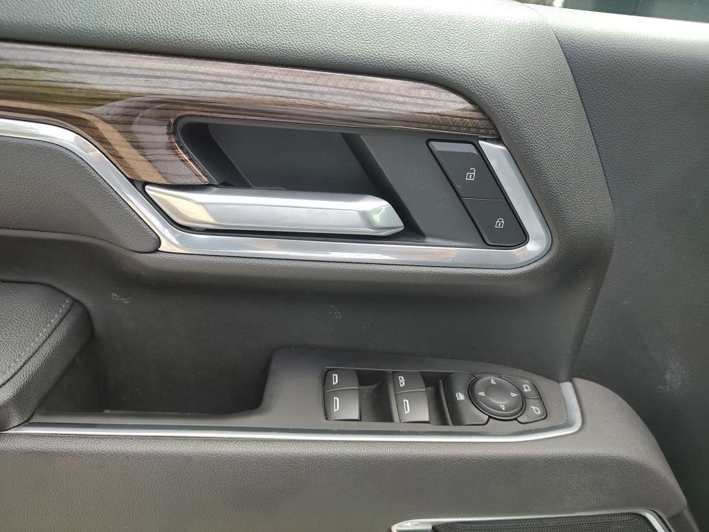 Used 2025 White Chevrolet LT image 18