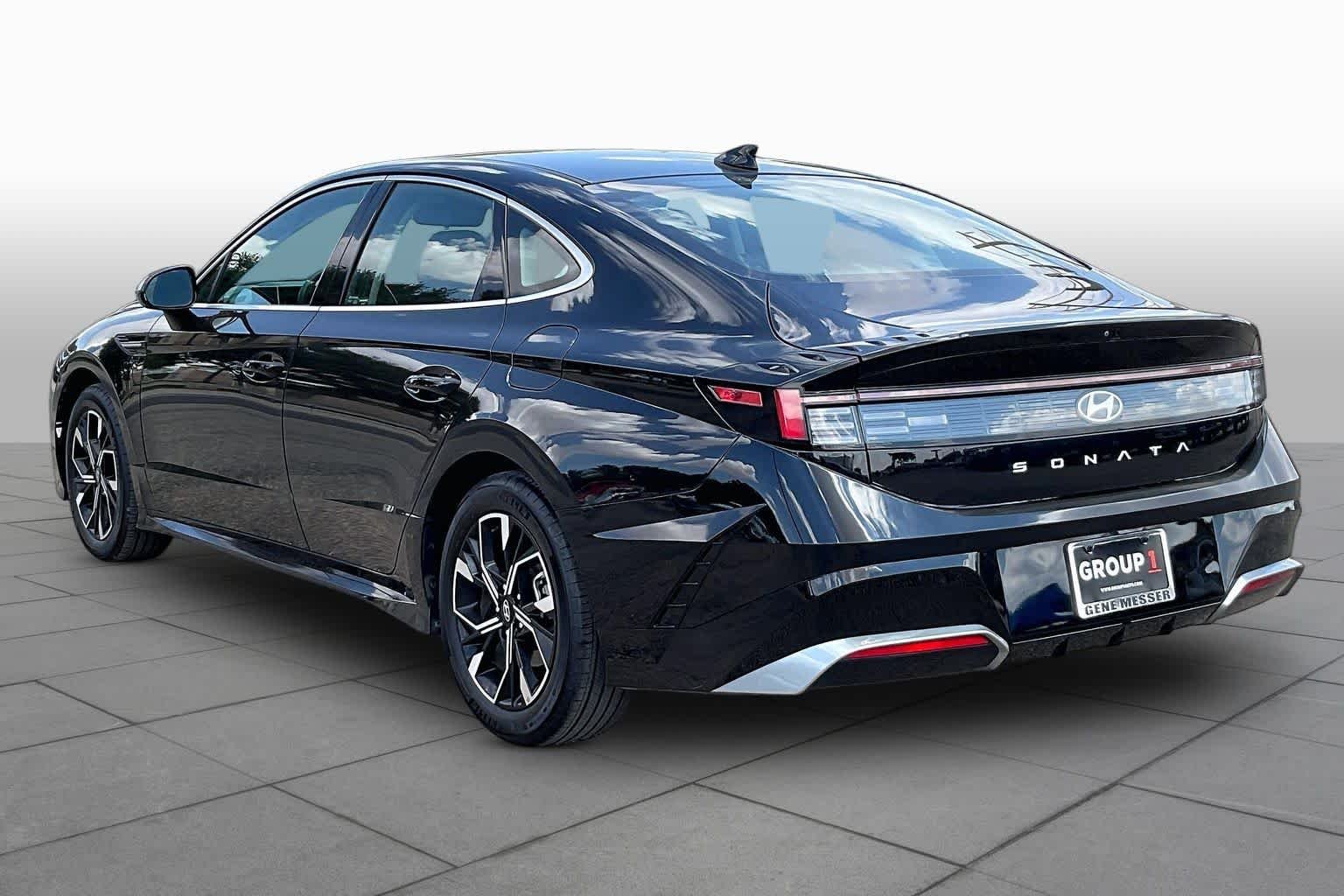 Used 2025 Black Hyundai SEL image 11