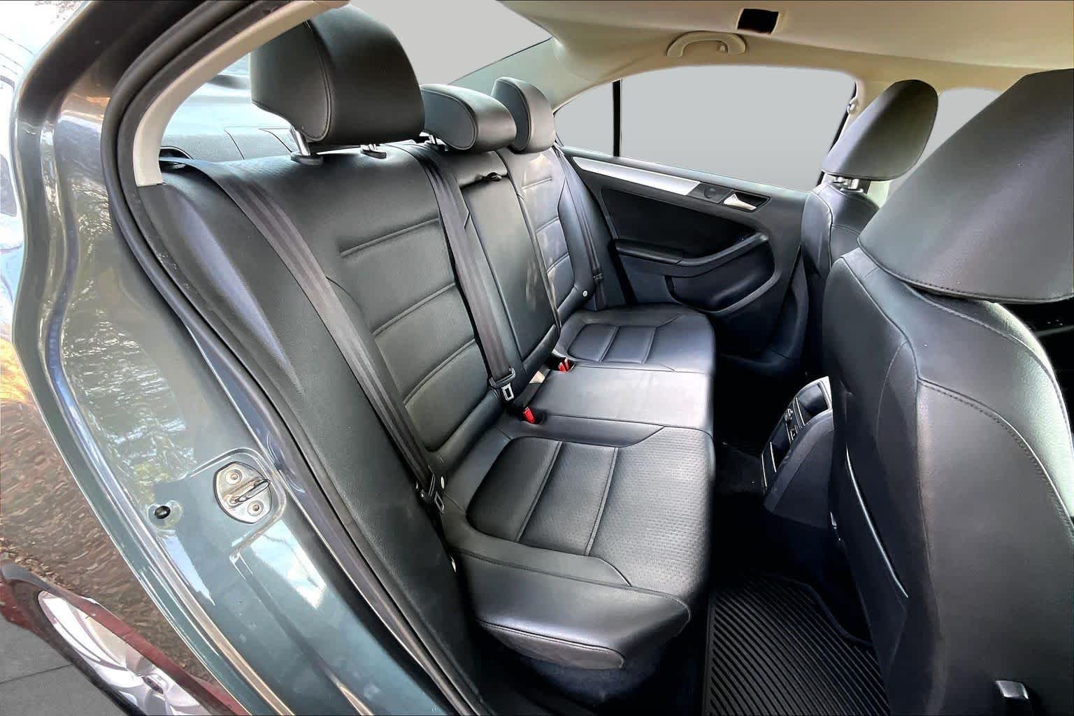Used 2013 Platinum Gray Metallic Volkswagen SE image 20