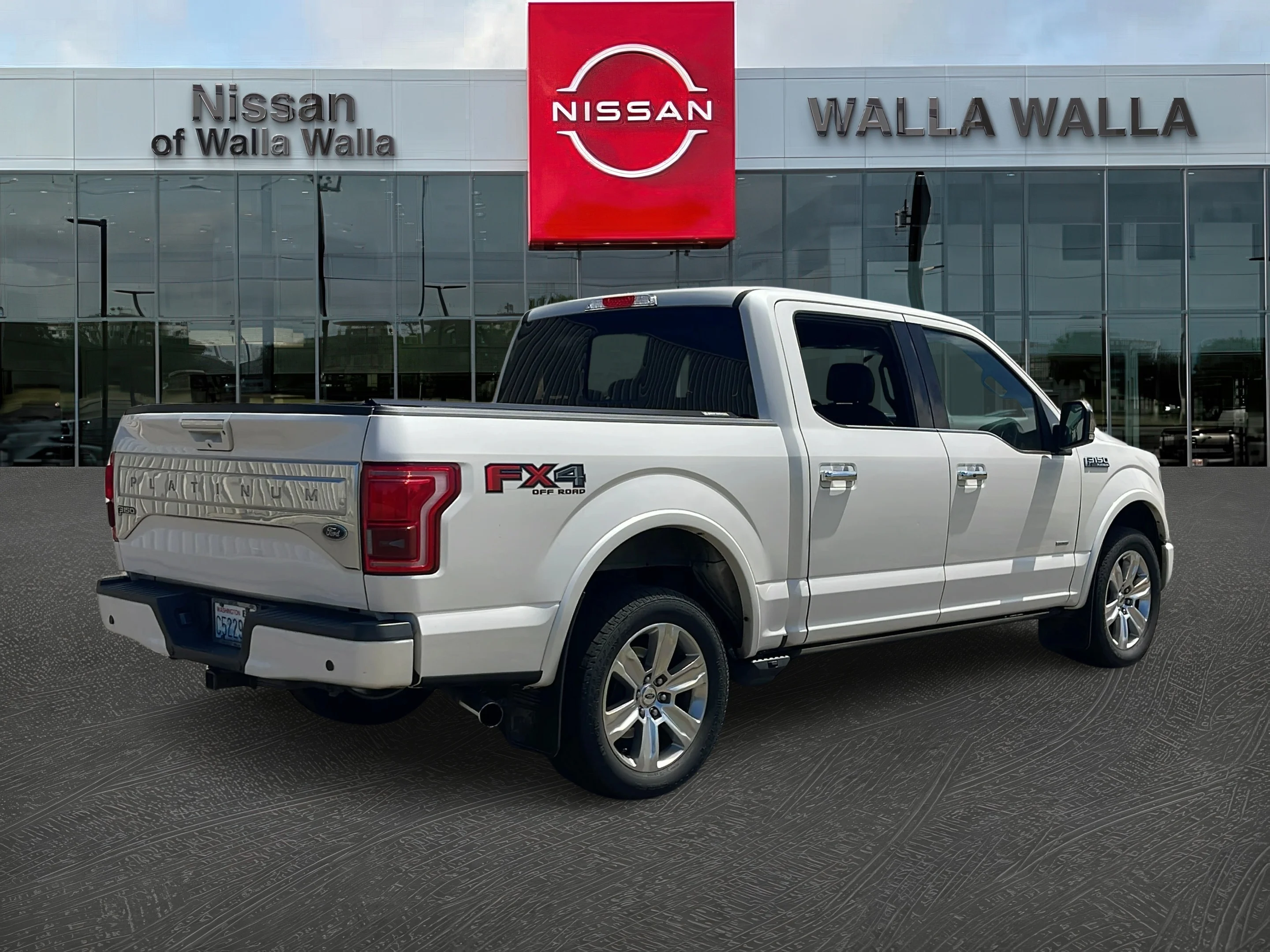 Used 2015 White Platinum Metallic Tri-Coat Ford Platinum image 7