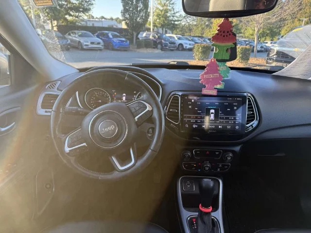 Used 2018 Silver Jeep Latitude image 5
