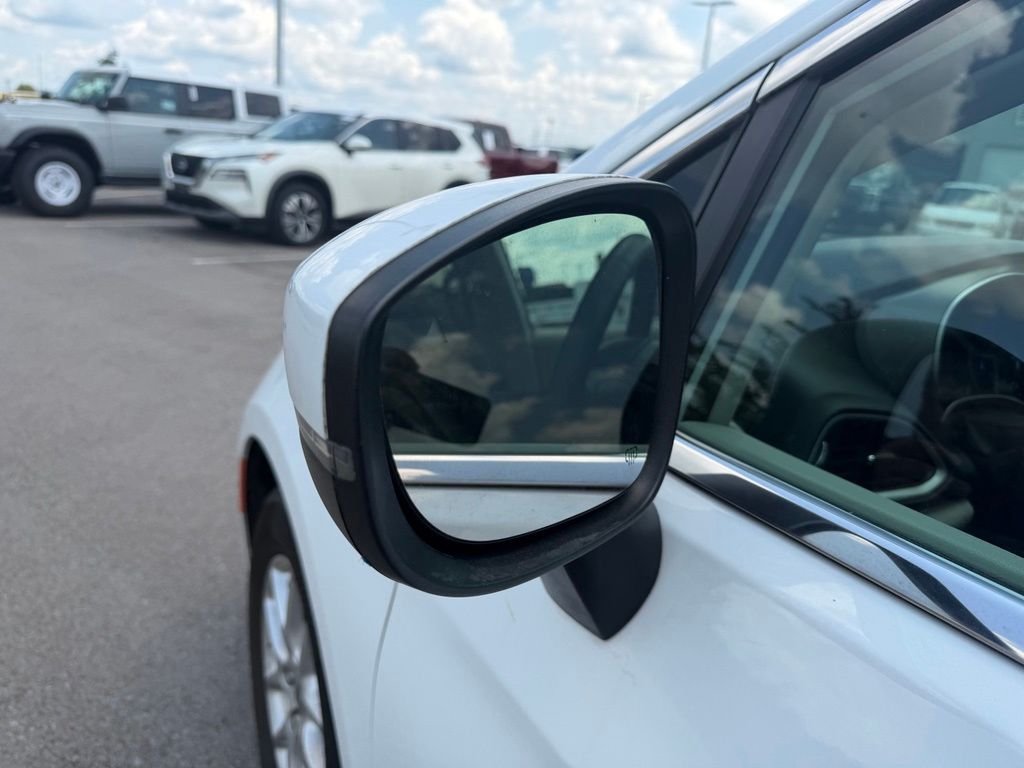 Used 2023 White Chrysler Touring L image 9