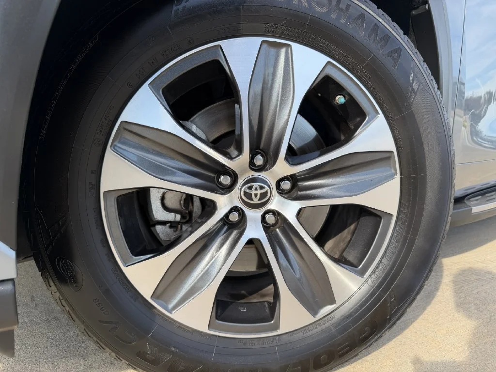 Used 2022  Toyota XLE image 9