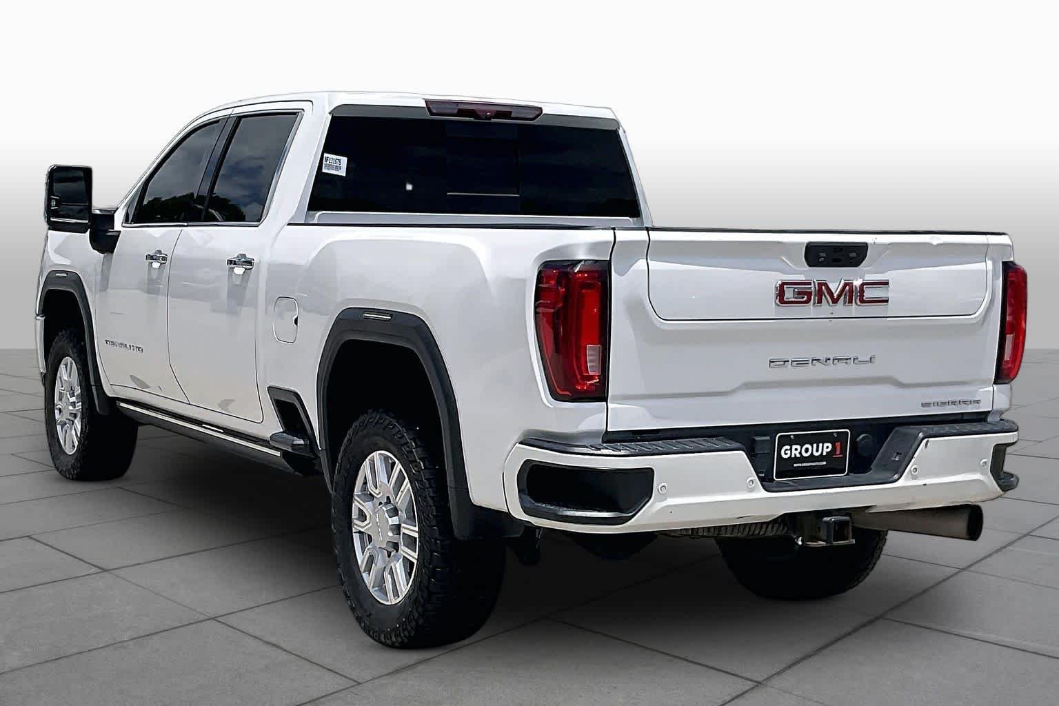 Used 2022 White Frost Tricoat GMC Denali image 11
