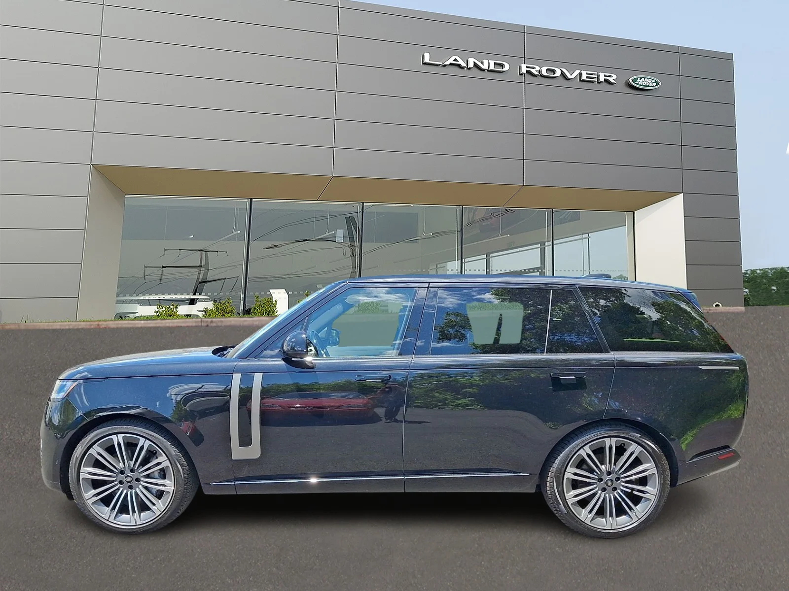 Certified Used 2024 Santorini Black Metallic - 1AG Land Rover P530 SE image 6