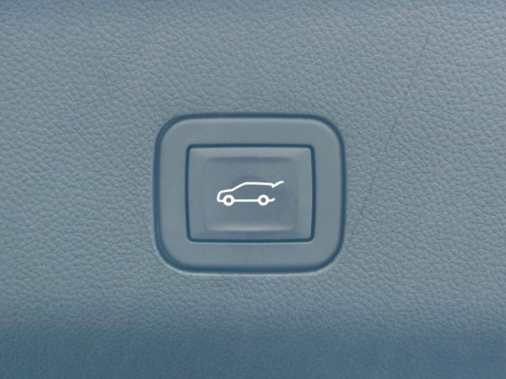 Used 2025 White Cadillac V-Series image 38