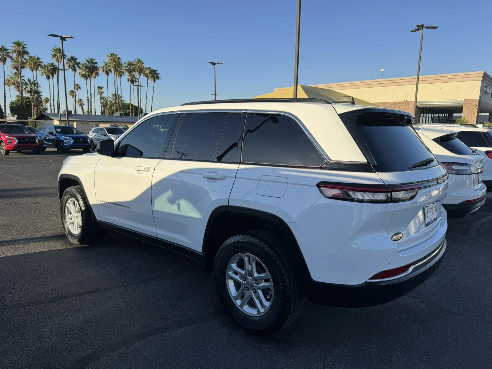 Used 2024  Jeep Laredo image 7