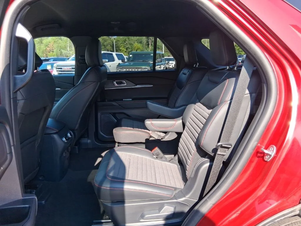 Used 2025 Rapid Red Metallic Tinted Clearcoat Ford ST-Line image 35