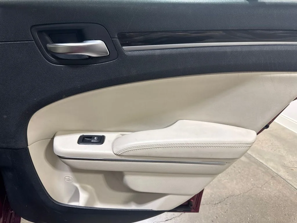 Used 2015 Velvet Chrysler Limited image 23