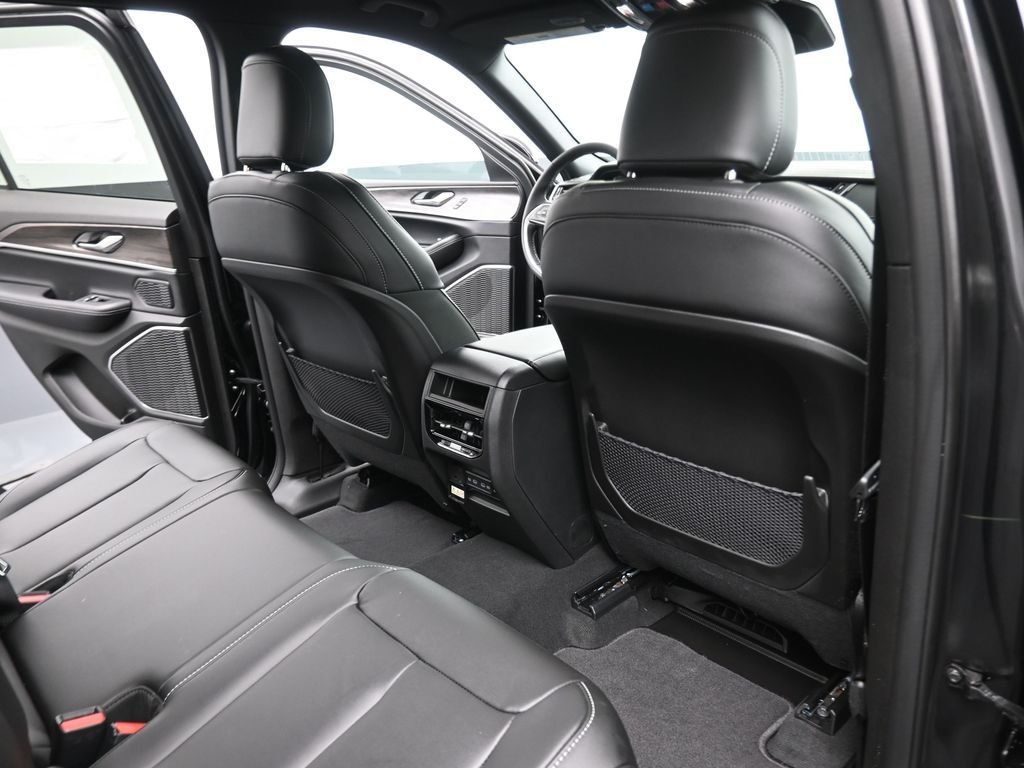New 2026 Diamond Black Crystal Pearlcoat Jeep Limited image 27