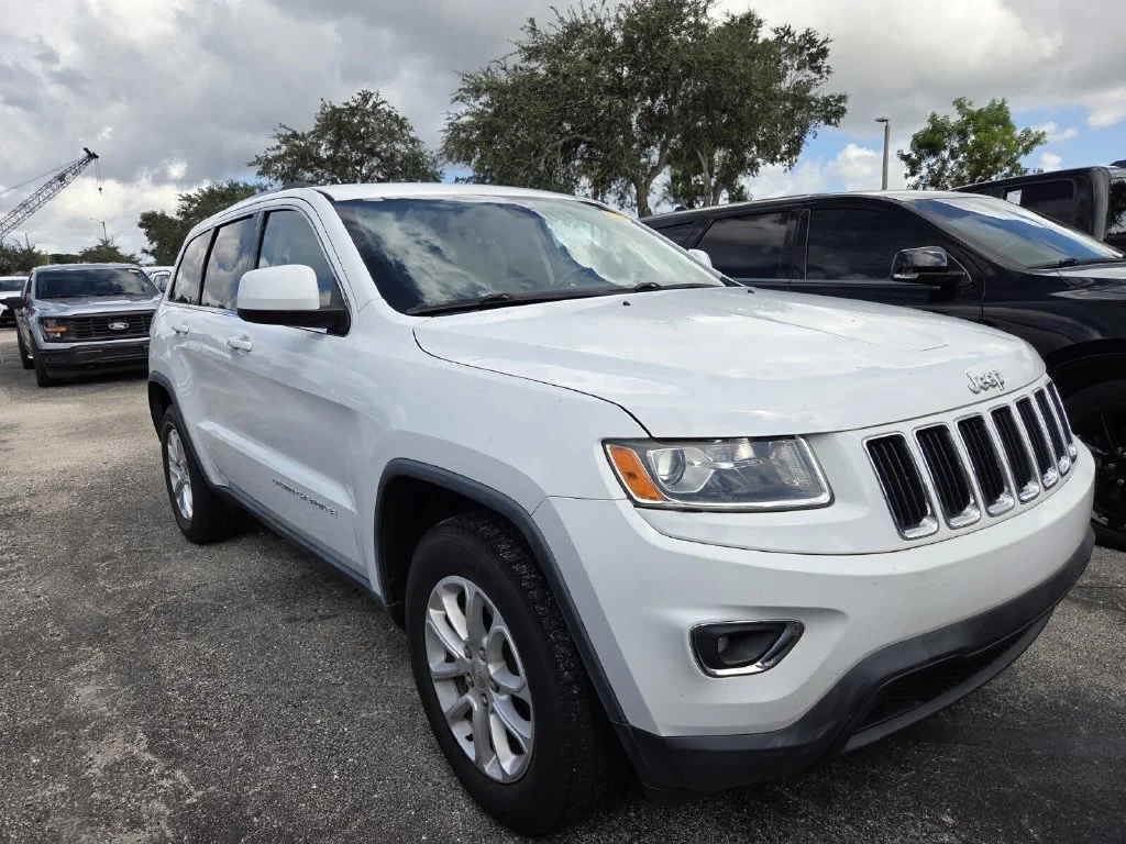 Used 2015 Bright White Clearcoat Jeep Laredo image 2