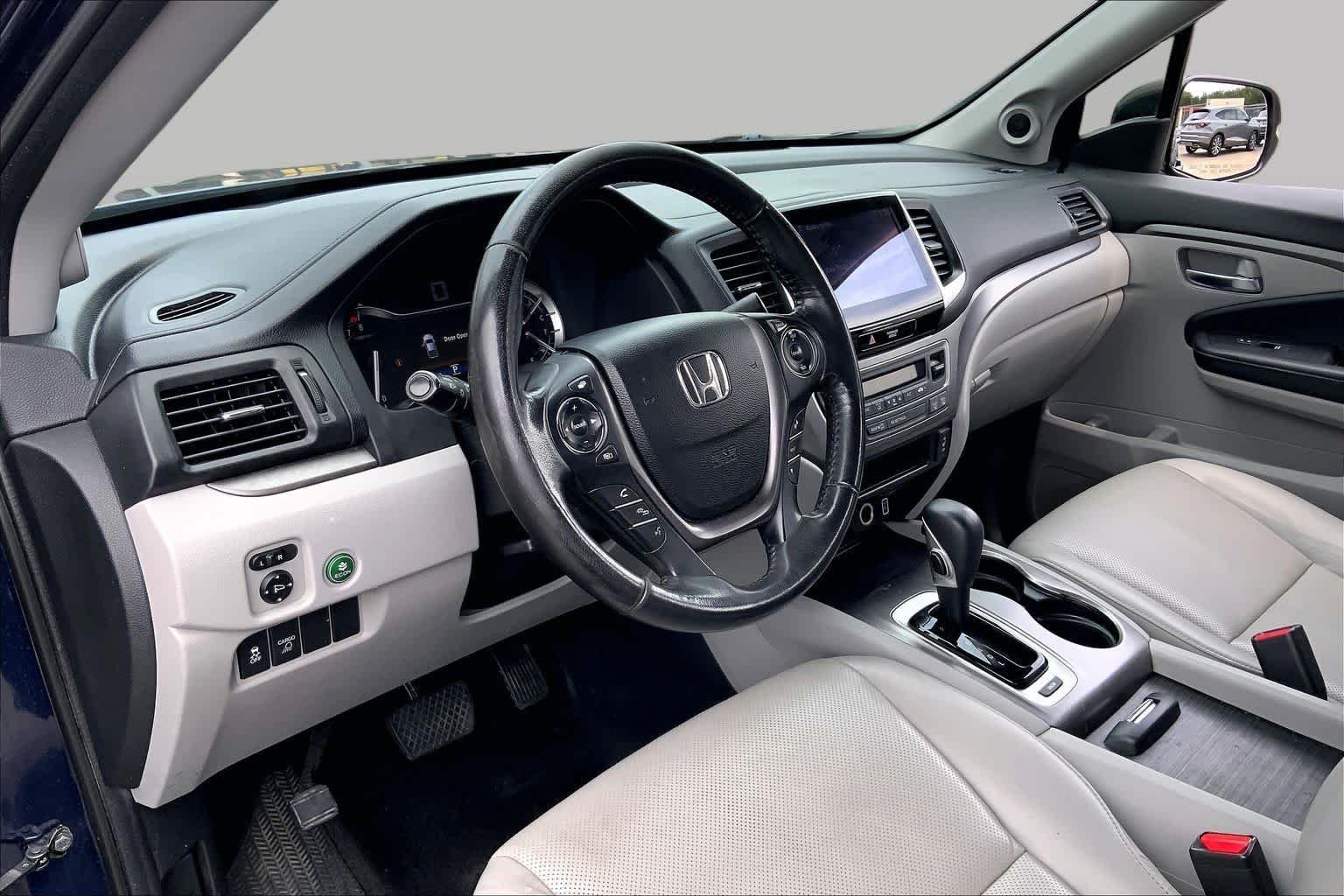 Used 2019 Obsidian Blue Pearl Honda RTL-T image 18