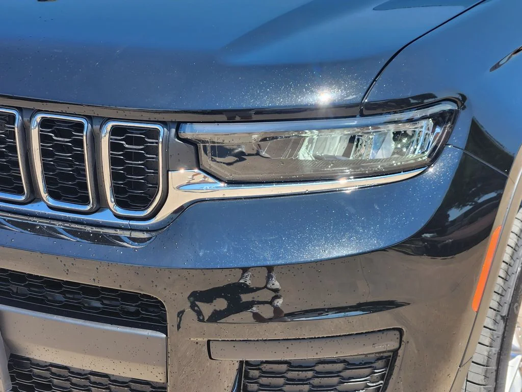 New 2026 Diamond Black Crystal Pearl-Coat Exterior Paint Jeep Laredo image 5