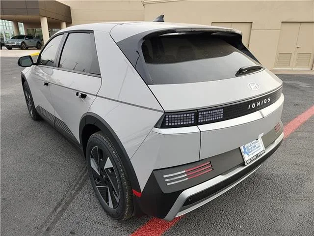 New 2026 Cyber Gray Hyundai SE image 3