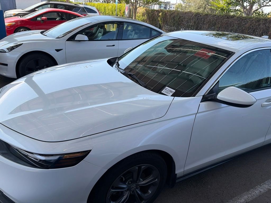 Used 2023 White Honda EX image 3