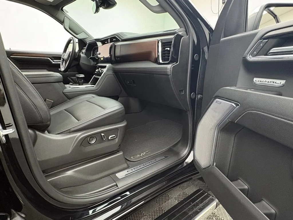 Used 2024 Onyx Black GMC Denali image 33