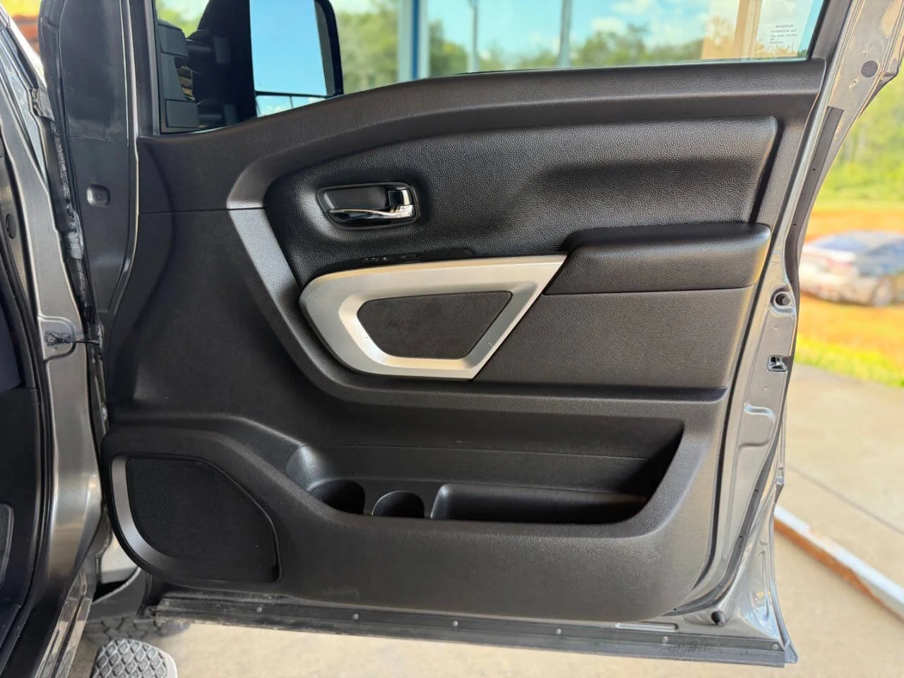 Used 2017 Gray Nissan SV 4x4 4dr Crew Cab image 27