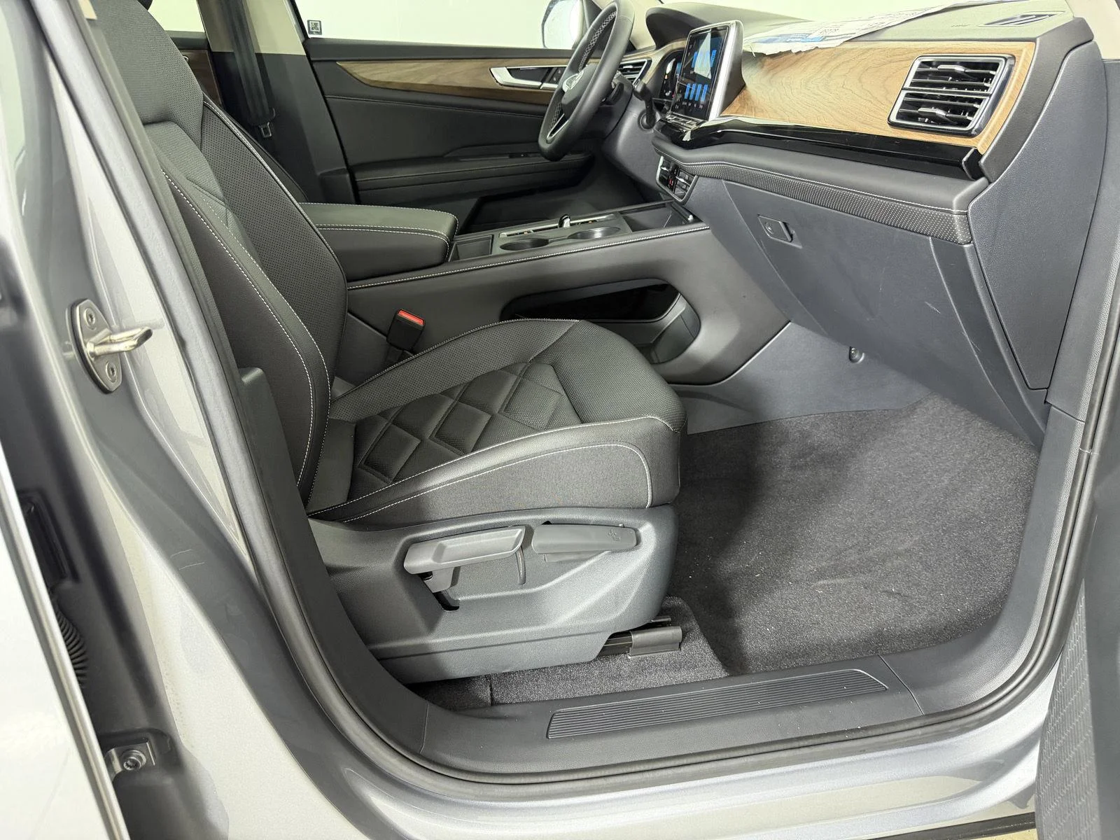 New 2026 Silver Mist Metallic Volkswagen 2.0T SE image 14
