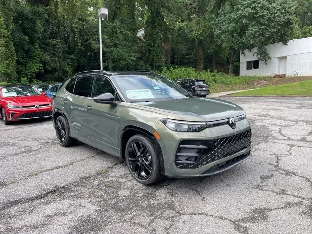 2026 Volkswagen Tiguan 2.0T SE R-Line Black's photo