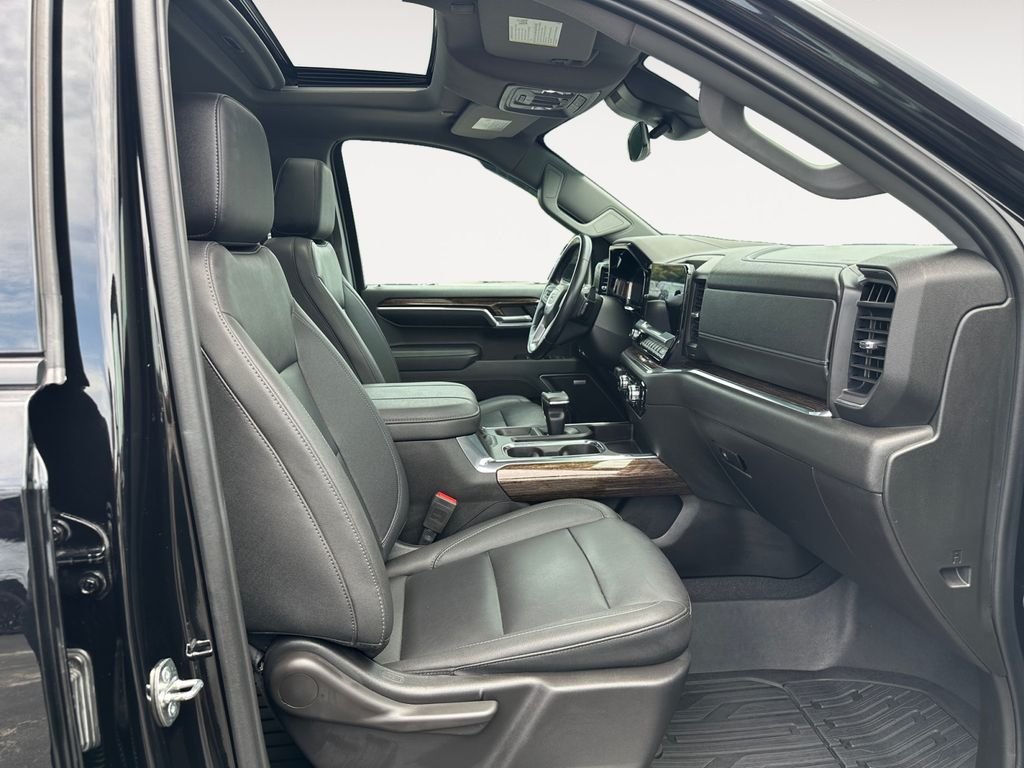 Used 2023 Black GMC Elevation image 15