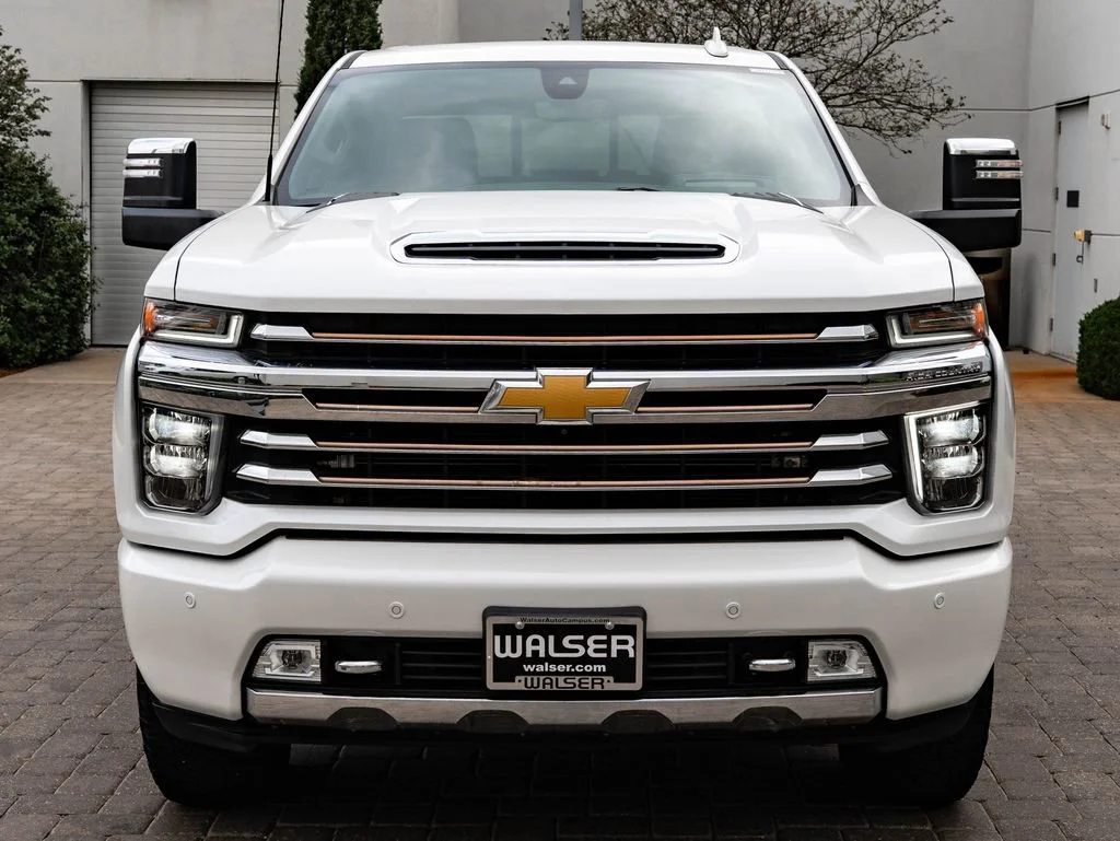 Used 2022 Iridescent Pearl Tricoat Chevrolet High Country image 2