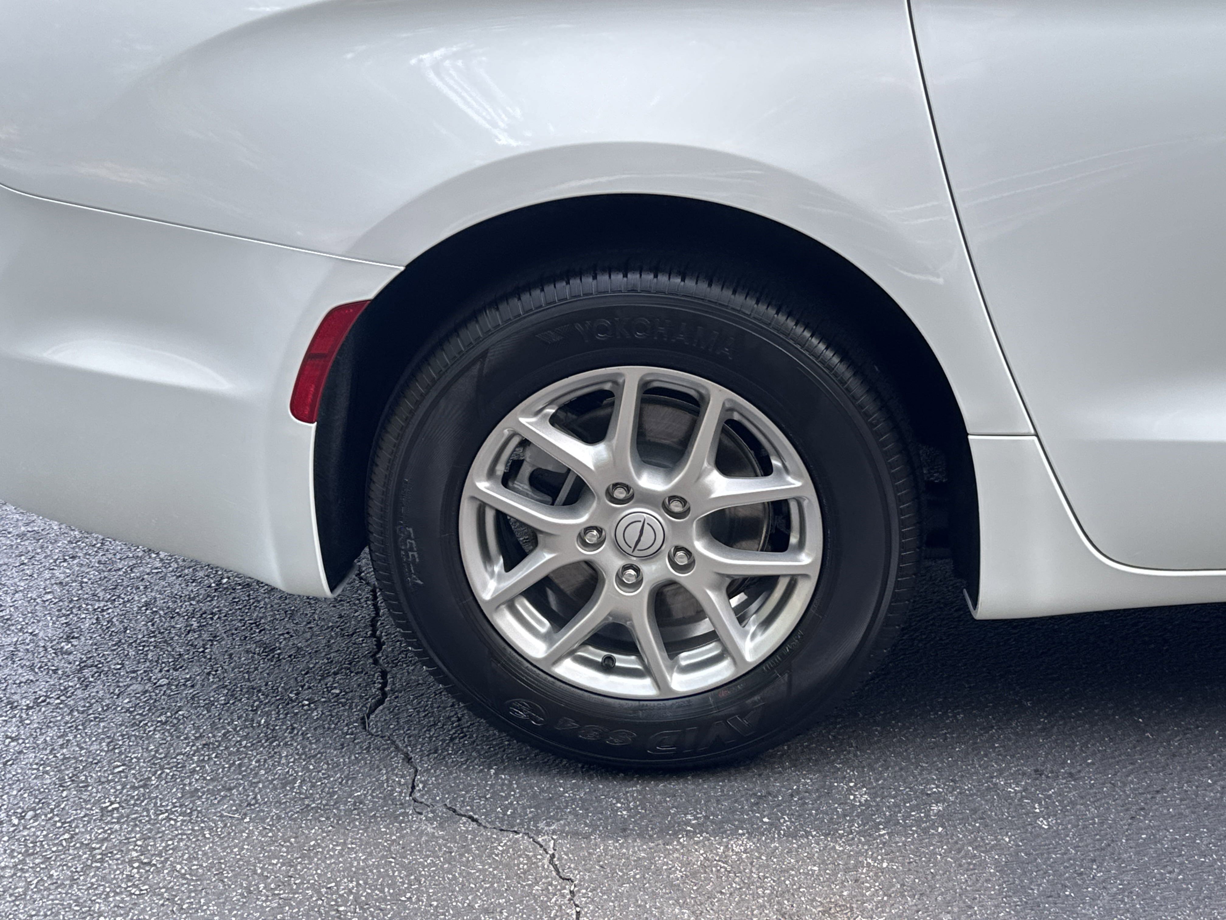 New 2025 Bright White Clearcoat Chrysler LX image 12