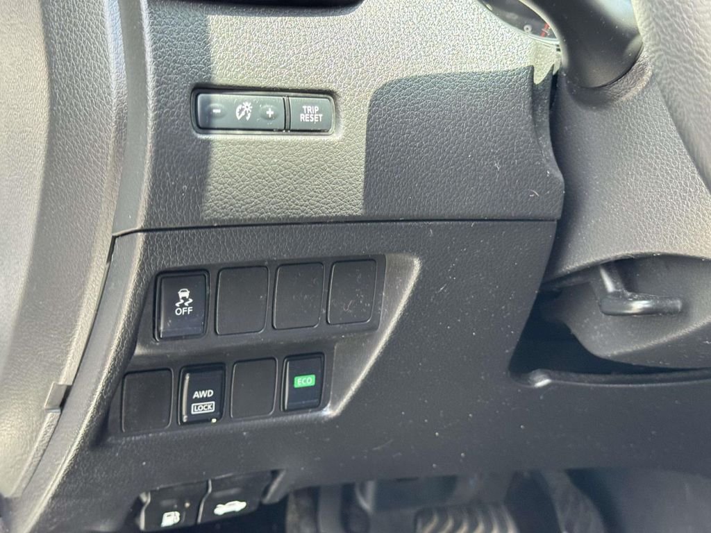 Used 2019 Silver Nissan S image 9